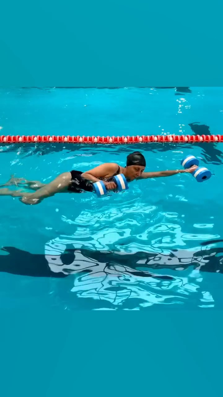 Ejercicio terapéutico con implementos de flotación en piscina