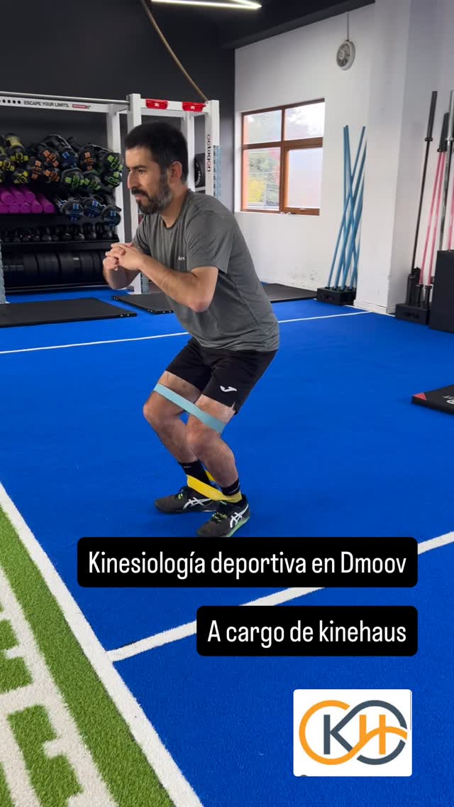 Paciente trabajando estabilidad y fuerza con bandas elásticas