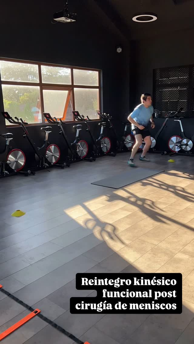 Paciente realizando trabajo de agilidad durante su reintegro deportivo